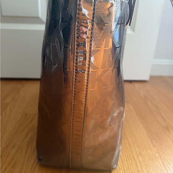 Michael Kors Shiny Pewter Tote | Excellent Pre‑Loved Condition - Picture 4 of 9